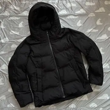 [ 새상품급 ] 유니클로 심리스 다운 후드티 3D 컷 블랙 사이즈 L