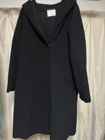 후드 부착 보아 소재 롱 코트