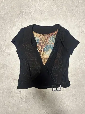 비침이 있는 블랙 반팔 T셔츠