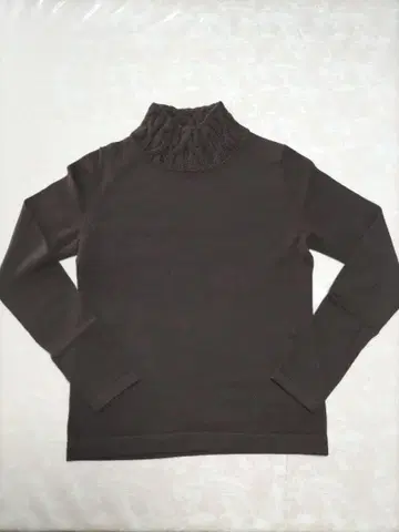 레리안의 브라운 터틀넥 스웨터