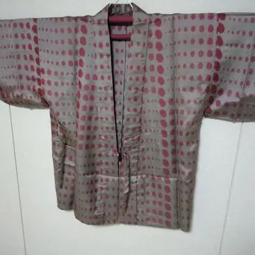 그레이와 빨간색 도트 무늬 겉옷