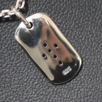 투박함과 신성함의 융합, 플레이트형 칠흑의 스톤이 빛나는 펜던트 참