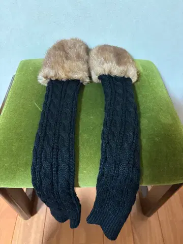 브라운 퍼(fur) 포함 블랙 니트 암커버