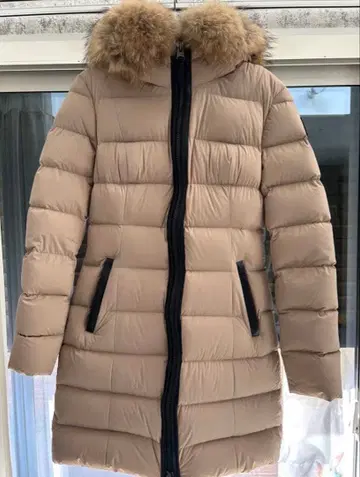 베이지 다운 자켓 후드 부착