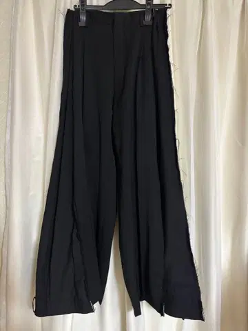 블랙 와이드 팬츠 사이드 트임 있음