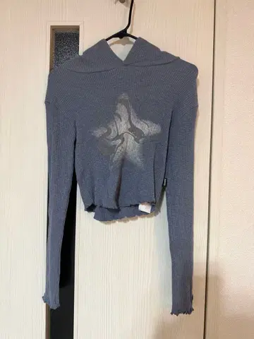 후드 부착 블루 긴팔 티셔츠