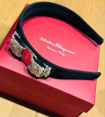 페라가모 블랙 크리스탈 헤어밴드