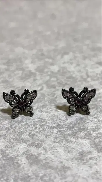 안나수이 나비 모양 스터드 귀걸이