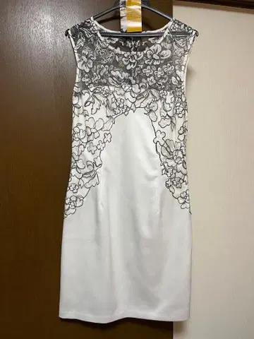 화이트 꽃무늬 자수 슬리브리스 드레스