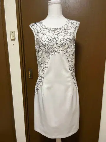 화이트 꽃무늬 자수 슬리브리스 드레스