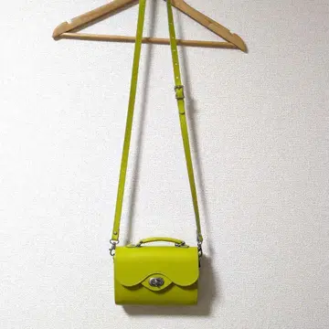 가죽 플랩 숄더백 밝은 옐로우 컬러