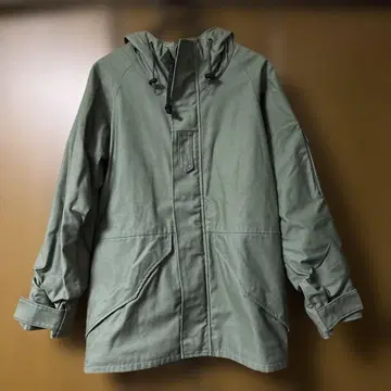 올리브색 후드 부착 밀리터리 자켓