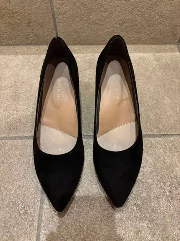 블랙 스웨이드 스틸레토 펌프스 중간 힐