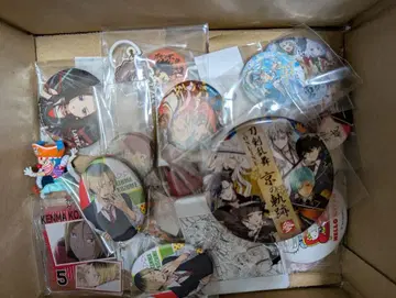 애니메이션 굿즈 40점 정도 묶음 판매 캔뱃지 다수