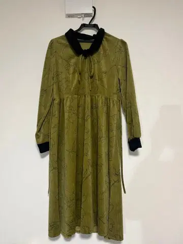 올리브 그린 꽃무늬 프린트 벨로아 원피스