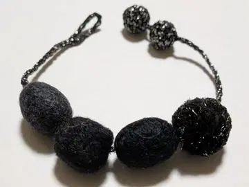 미나 페르호넨 울 팔찌