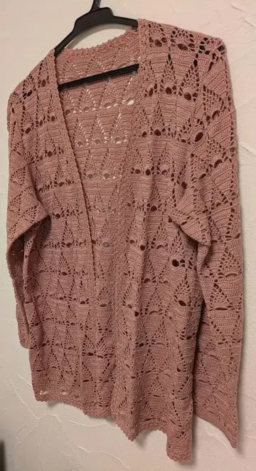 1회 착용! 손뜨개질 멋스러운 총 펀칭 무늬. 가디건. 앞 버튼 없음