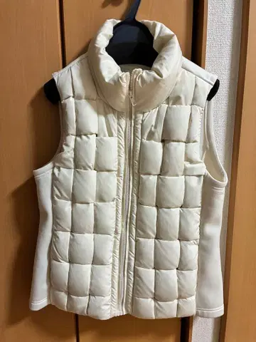 아이보리 퀼팅 슬리브리스 다운 베스트