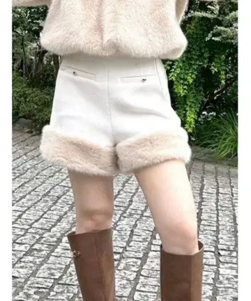 LILY BROWN 에코 퍼 숏팬츠 화이트 1