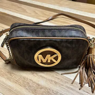 Michael Kors 브라운 숄더백 빅 엠블럼