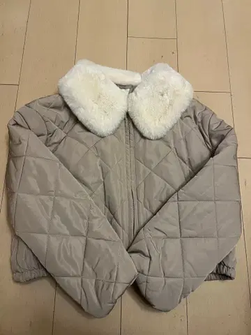 베이지 퀼팅 다운 자켓 퍼 옷깃