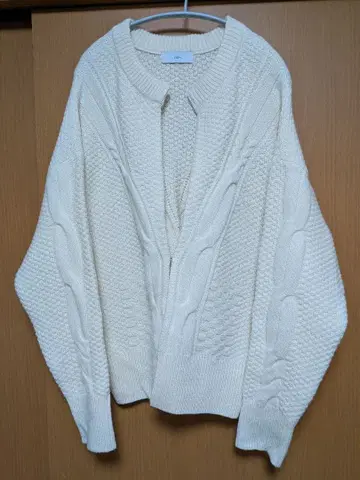 아이보리 케이블 니트 스웨터