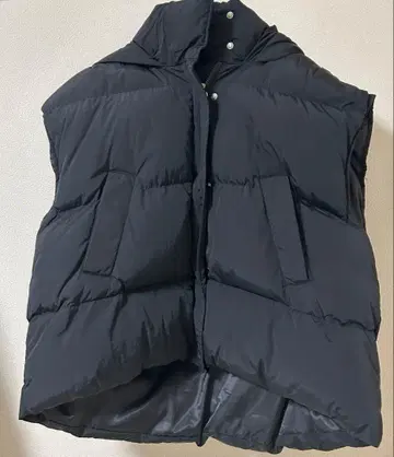 블랙 후드 부착 다운 베스트