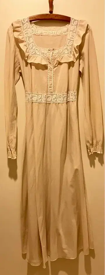 빈티지 아이보리 프릴 자수 스퀘어넥 롱 원피스