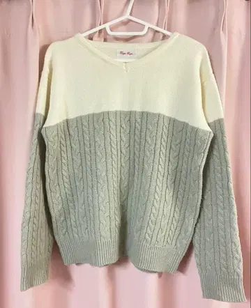 케이블 짜임 V넥 스웨터 화이트/그레이