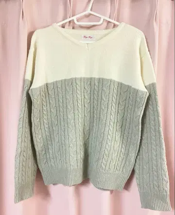 케이블 짜임 V넥 스웨터 화이트/그레이