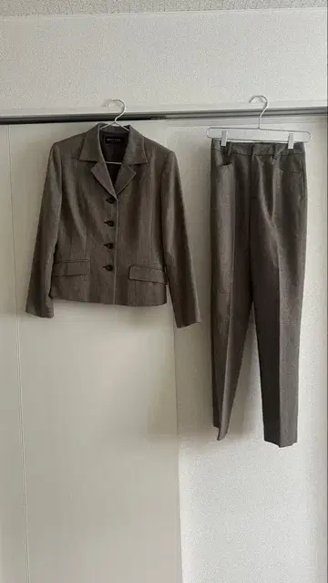 그레이 팬츠 셋업