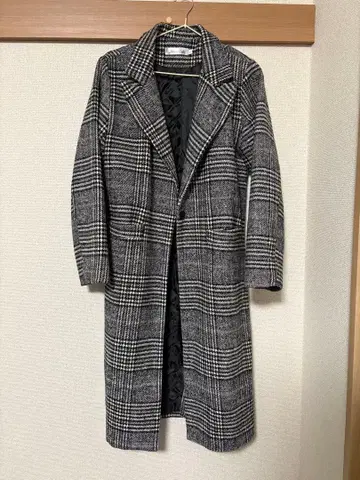 그레이 계열 체크 무늬 롱 코트