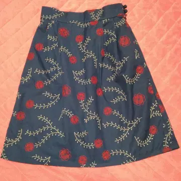 꽃무늬 자수 스커트 네이비 무릎 기장