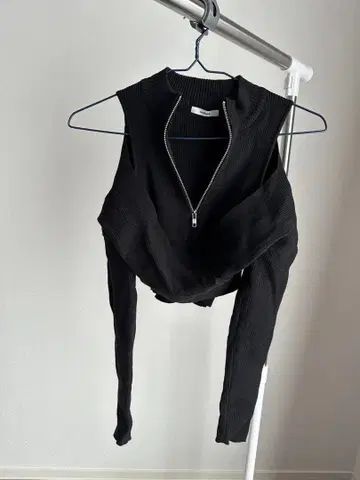 MURUA 블랙 지퍼 리브 니트