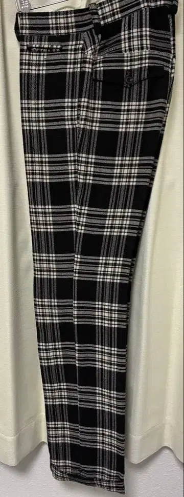 라운드 리저브 블랙과 화이트 체크 무늬 슬랙스