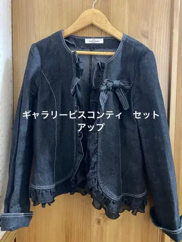 갤러리 비스콘티 프릴 장식 블랙 데님 노카라 자켓 & 스커트