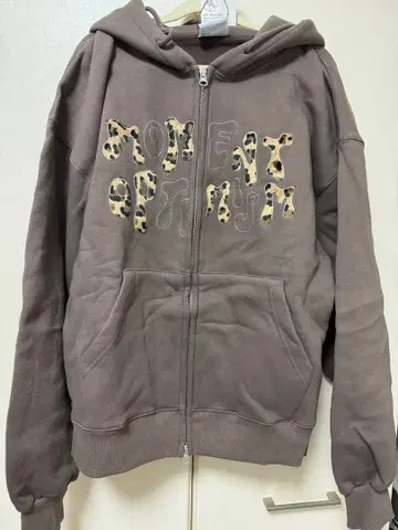 moo 에무오오 레오파드 무늬 문자 들어간 브라운 후드티