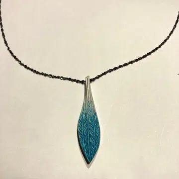 파란색 잎 모양 펜던트 목걸이