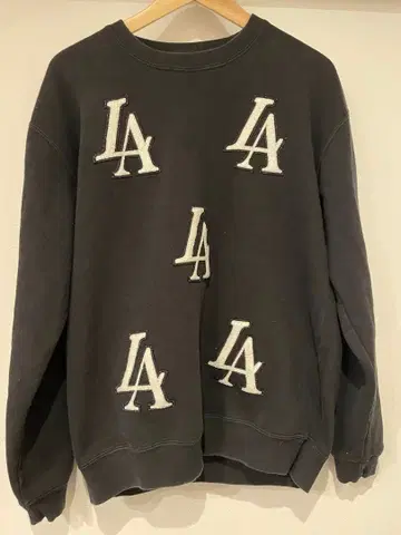 STUD MUFFIN LA 로고 자수 블랙 맨투맨 트레이닝복