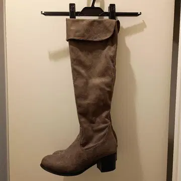 그레이 스웨이드 오버 니 부츠