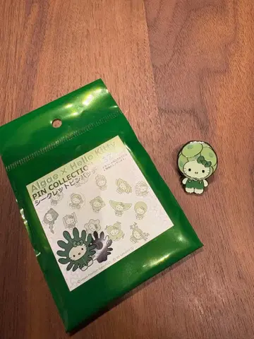 헬로키티의 칼시디스크스 디자인 핀 배지