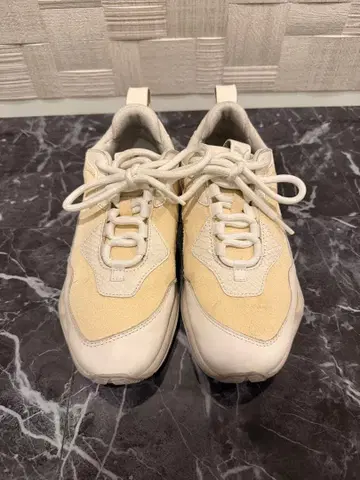 PUMA 베이지 화이트 스니커즈