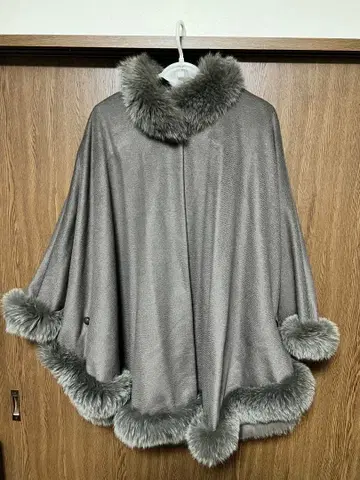 퍼 달린 그레이 케이프 코트