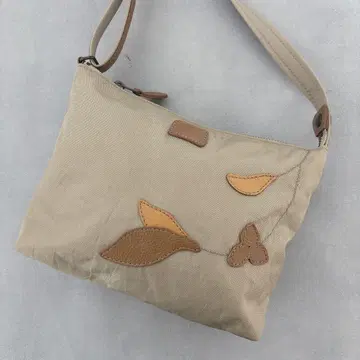 새상품급 IBIZA 숄더백 가죽 나일론 베이지 꽃 잎