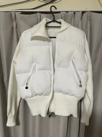 화이트 다운 니트