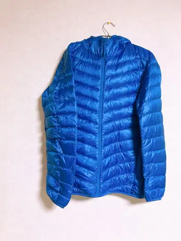 유니클로 얇은 소재 다운 자켓 남성용 L 사이즈