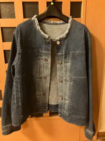 이번 시즌 신상 미사용 새상품 크리스몬테스 데님 자켓