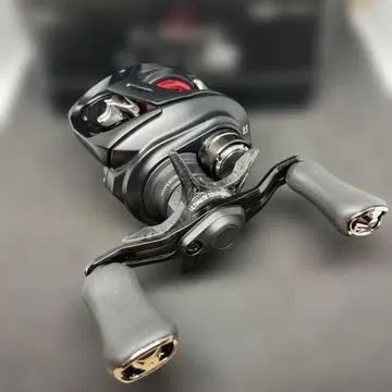 다이와 25 ALPHAS BF TW 베이트릴 8.5 L (왼쪽)