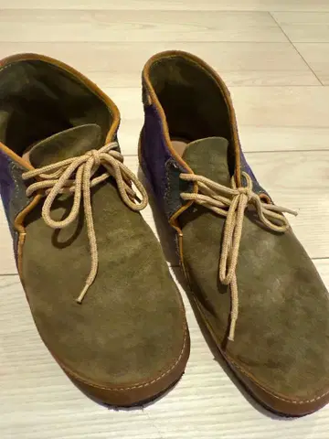 올리브 그린 스웨이드 처카 부츠 동양인 에스닉