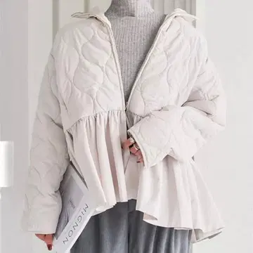 [ 고베 레터스 ] 페플럼 퀼팅 블루종 에크루 프릴 충전솜 코트